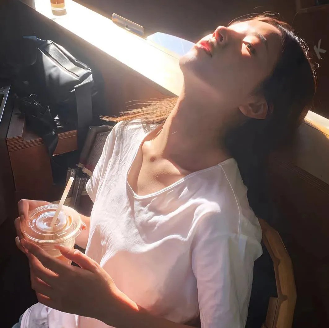 太阳神的神庙海报